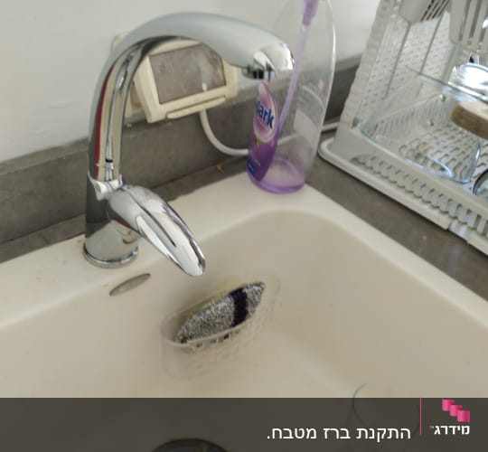 כיור עם ברז, מסננת וכלי עבודה